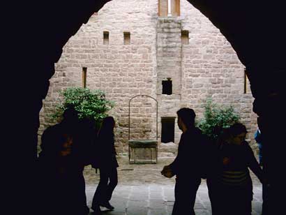dentro del castillo